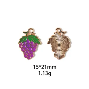 Pendentif en métal raisin émaillé vue de détail, accessoire de bijoux en alliage DIY pour porte-clés.