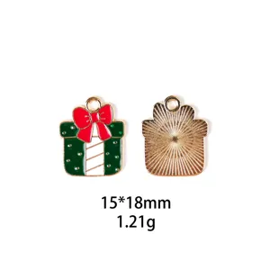 Vue détaillée d'un pendentif émaillé boîte cadeau de Noël, montrant bien le recto et verso.
