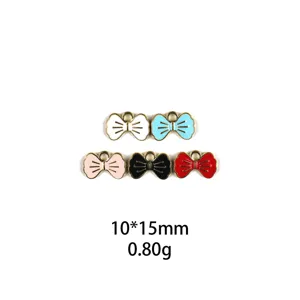 Gedetailleerde close-up van de kleurrijke emaille strik hanger, perfect voor DIY sieraden.