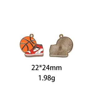 Gros plan détaillé du pendentif en émail et alliage représentant un ballon et une sneaker.