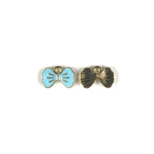 Gedetailleerd overzicht van blauwe emaille strik legering bedels voor het maken van DIY sieraden.