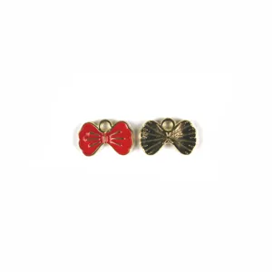 Gedetailleerde close-up van schattige strik legering DIY sieraden accessoires, emaille bedel.