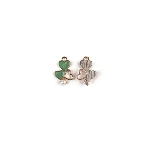 Gros plan de pendentifs en alliage de coeur de perle verte pour bijoux et porte-clés DIY.