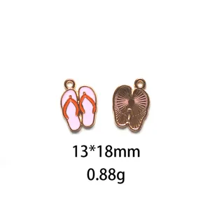 Gros plan détaillé d'un charm pendentif en alliage émaillé en forme de tongs pour bijoux DIY.