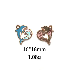 Vue détaillée et rapprochée du pendentif en alliage dauphin et vague émaillé avec dimensions.