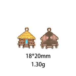 Gros plan du pendentif goutte d'huile en alliage motif maison de plage, design estival délicat.