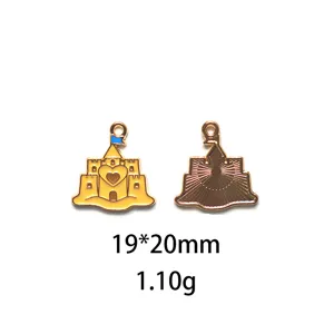 Gros plan détaillé du charm pendentif château en émail et alliage pour la création bijoux.
