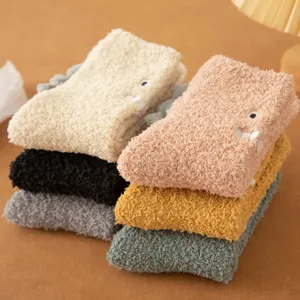Comode calze invernali in morbido peluche per donne, simpatico design con animali.