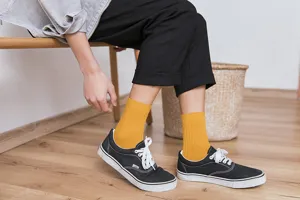 Vue détaillée montrant des chaussettes mi-hautes côtelées en coton pour hommes et chaussures.
