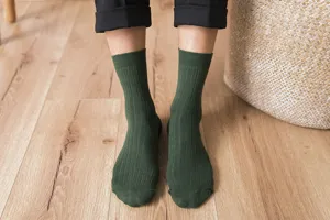 Chaussettes côtelées vert foncé pour homme en coton bio, belle vue de détail confortable.