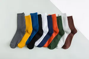 Vue detaillee de chaussettes homme en coton cotees proposees en plusieurs coloris.