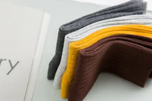 Vue détaillée de chaussettes mi-hautes en coton rayées verticales pour hommes assorties.