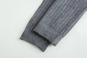 Vue détaillée de chaussettes côtelées grises pour hommes avec texture tricotée douce.