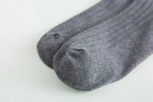 Gros plan détaillé de chaussettes pour hommes en coton côtelé gris foncé de qualité.