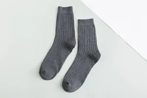 Gros plan détaillé de chaussettes montantes grises côtelées en coton pour hommes.