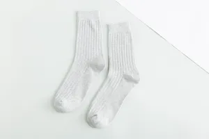 Vue détaillée de chaussettes homme en coton gris côtelé, texture douce et style épuré.