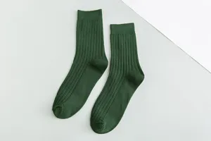 Chaussettes côtelées vert foncé pour homme, détail de confort en coton tricoté doux.