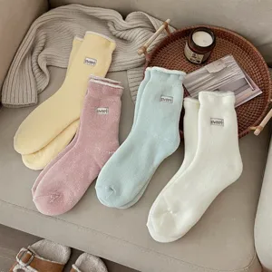 Gemütliche dicke Plüsch-Wintersocken im Detail, flauschig warme Thermosocken für kalte Tage.
