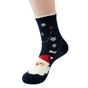Weihnachtliche Mittelsocken mit niedlichem Weihnachtsmann, Schneeflocken und kuscheligem Design.