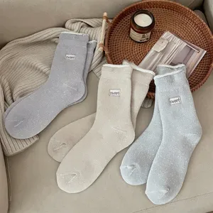 Gemütliche dicke Plüsch Winter-Schneesocken für Damen, warme Thermosocken mit süßem Aufnäher.