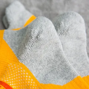 Detailopname van heren sport- en outdoorsokken met comfortabele badstof en ademend gebreid ontwerp.