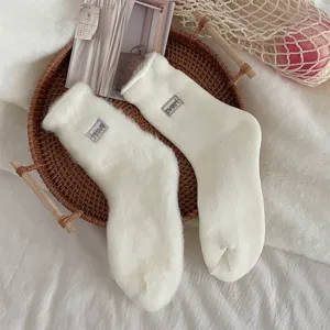 Gemütliche weiße Fleece-Thermosocken für Damen, dicke Winterschneebodensocken Detailansicht.