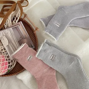 Dicke gefütterte Thermo-Mittelsocken für Damen, kuschelige Wintersocken im Detail.
