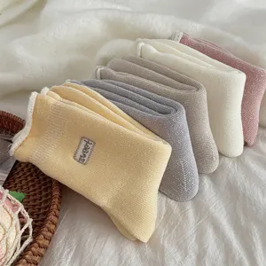 Dicke gefütterte Wintersocken, kuscheliges mittelhoches Design, weicher Strickstoff für kalte Tage.