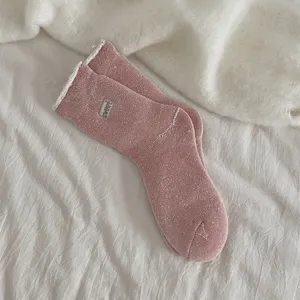 Gemütliche rosa verdickte thermische Wadenstrümpfe für Damen, weiche gerippte Wintersocken.
