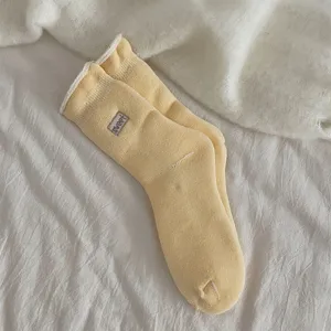 Verdickte gefütterte Winter-Thermosocken Detailansicht, weiche kuschelige warme Haussocken.