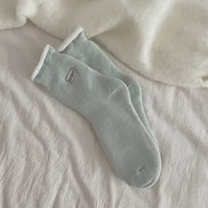 Gemütliche Plüsch-Thermo-Mittelsocken für Damen, dicke gefütterte Wintersneaker-Socken.