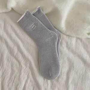 Gemütliche dicke gefütterte Thermosocken für Damen, weiche graue Wintersneakersocken.