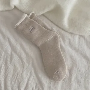 Gemütliche dicke gefütterte Thermosocken in neutralem Beige, ideal für kalte Wintertage im Haus.