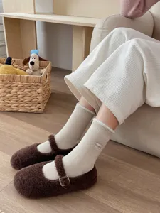 Kuschelige wärmende Plüsch-Mittelsocken für den Winter aus weichem Strickmaterial für kalte Tage.