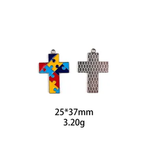 Vue détaillée du pendentif croix puzzle coloré en alliage, montrant les textures recto et verso.
