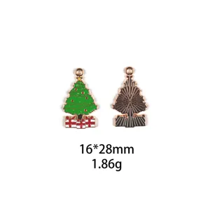 Detailopname van de kerstboom legering bedel met emaille voorkant en metalen achterkant textuur.