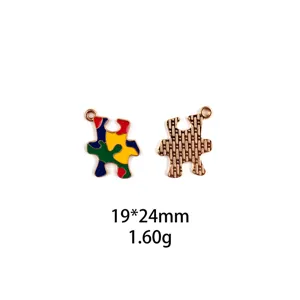 Pendentif puzzle en alliage DIY avec émail coloré sur le devant et un dos texturé.