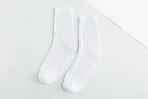 Chaussettes unies blanches côtelées pour hommes, coton confortable, design épuré.