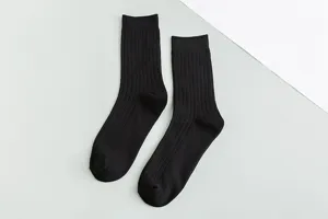 Vue rapprochée de chaussettes noires côtelées, design classique pour un confort au quotidien.