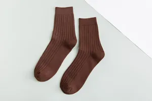 Détail de chaussettes en coton côtelé marron, chaussettes business classiques, confortables.