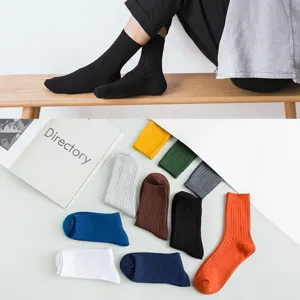 Chaussettes mi-mollet homme coton rayures verticales ensemble multicolore tenue de ville.