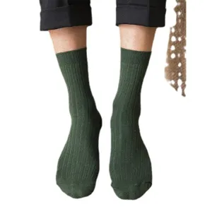 Chaussettes montantes en coton côtelé vert foncé pour hommes, style d'affaires classique.