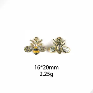 Gros plan détail de pendentif abeille strass alliage 16x20mm, accessoire bricolage DIY.