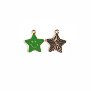 Détail en gros plan de pendentifs étoile, avec smiley vert et motifs noirs distincts.