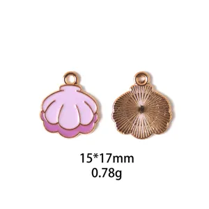 Vue détaillée du joli pendentif en alliage de coquillage émaillé rose avec beau design.