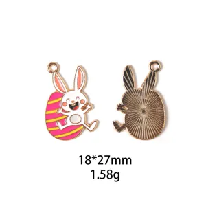 Detailopname van de Paasei konijn legering geëmailleerde bedel hanger toont voor en achterkant.
