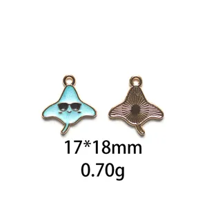 Gedetailleerde close-up van schattige rog metaal emaille bedel met zonnebril, DIY sieraden.