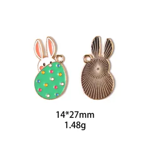 Gedetailleerd uitzicht op de schattige paashaas en kleurrijke ei-legering emaille hanger.
