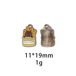 Close-up detail van een schattige capybara geëmailleerd legering hanger met brood.