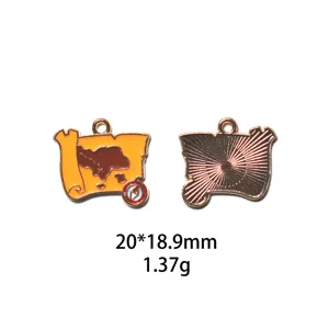 Pendentif breloque en métal émaillé carte au trésor de pirate accessoire détail.